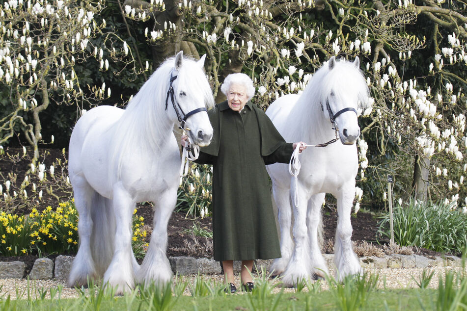 Zum Geburtstag zeigt sich die Königin mit ihren Pferden.
