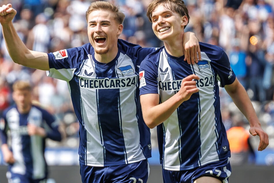 Hertha-Star Marten Winkler (23, l.) wird am Freitag fleißig Autogramme schreiben, Kennet Eichhorn (16) spielt nun in Leverkusen.