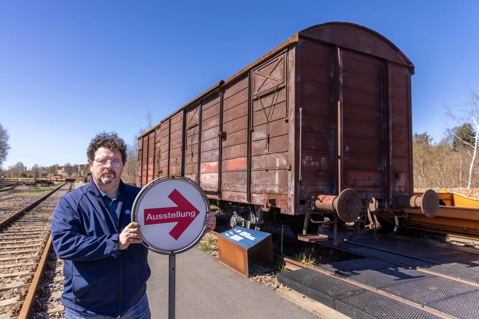 In diesem Ausstellungswagen wurden sowohl Säule als auch Miniatur-Wagen gestohlen.