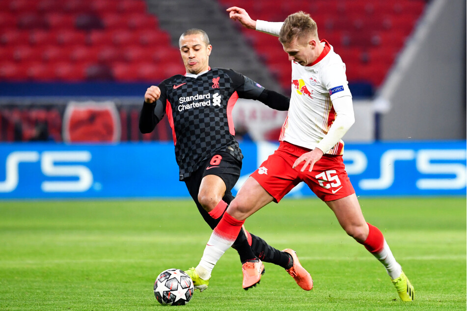 Thiago Alcantara (29, l.) spielte auch beim 2:0-Sieg im Champions-League-Achtelfinal-Hinspiel gegen RB Leipzig um Dani Olmo (22) von Beginn an.