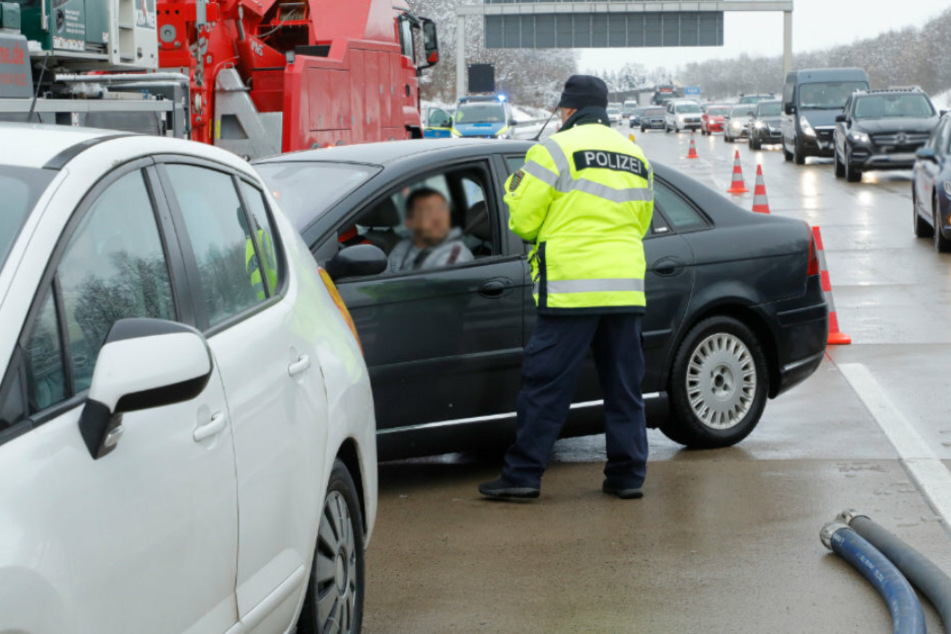 Polizei zieht "Gaffer" auf A4 aus dem Verkehr!