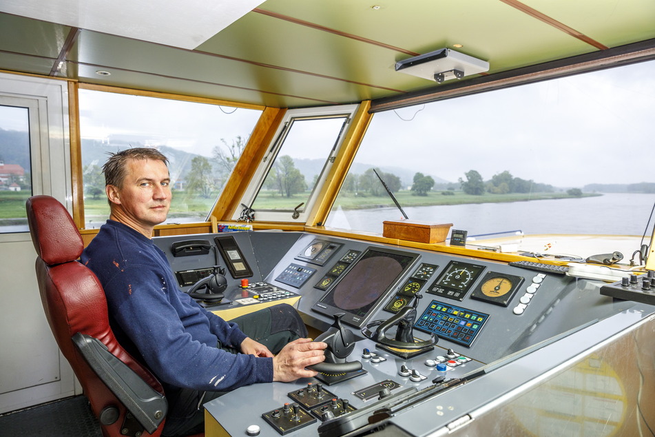 Kapitän Roberto Lemke (49) ist optimistisch, seine "Cosel" bald wieder über die Elbe steuern zu können.