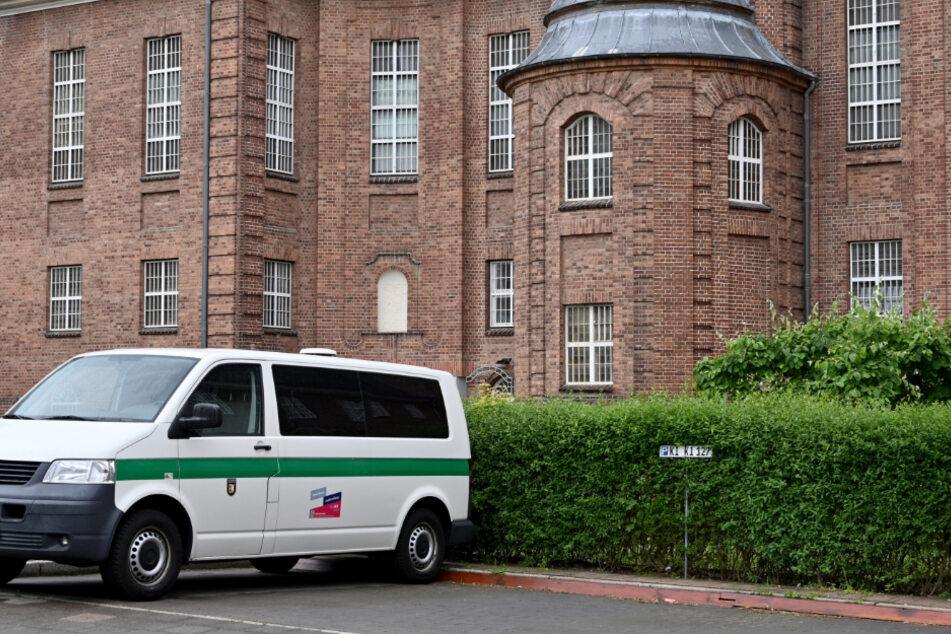 Blick auf die Justizvollzugsanstalt in Kiel. Hier verbüßt der Tatverdächtige eine Haftstrafe.