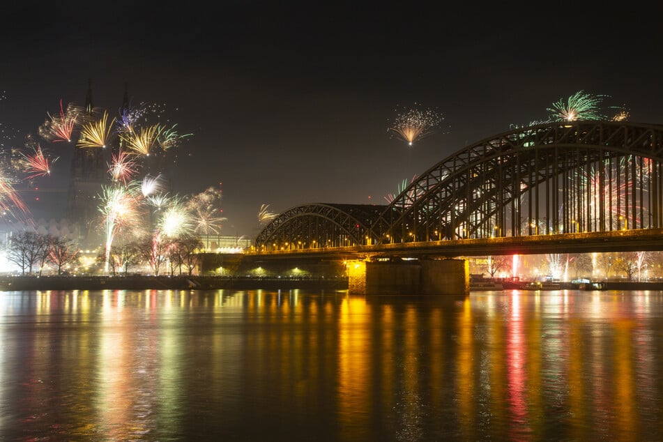 Auch in Köln dürfen sich die Menschen auf ein großes Feuerwerk zum Jahreswechsel freuen.