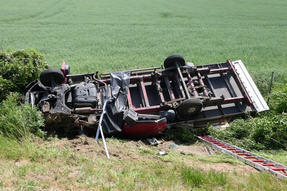 Der Fiat Ducato landete kopfüber im Graben neben der Autobahn.