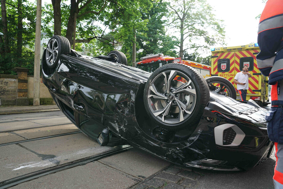 Ersten Angaben zufolge wurde der Fahrer des Audis nur leicht verletzt.