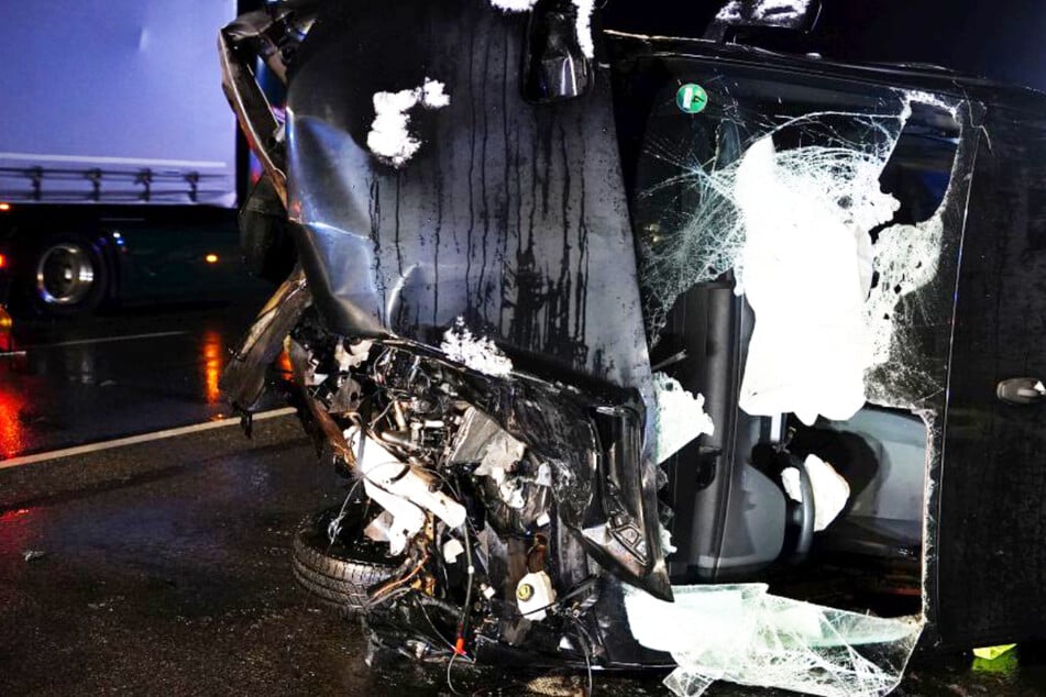 Die Front eines Sprinters wurde regelrecht zertrümmert! Der Fahrer des Wagens hatte keine Überlebenschance, er starb noch an der Unfallstelle auf der A7.