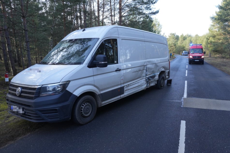 Das Paketauto geriet in den Gegenverkehr, dann kam es zum Crash.