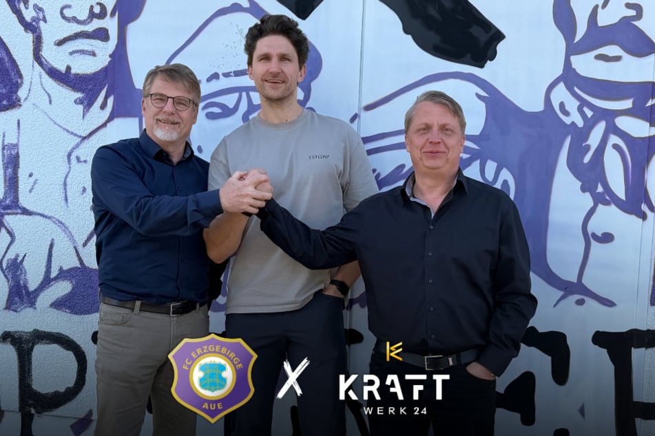 Aue-Geschäftsführer Enrico Böhme (v.l.), Enrico Heymann (KRAFTwerk24) und Vorstandsmitglied Jörg Scholz besiegeln die Zusammenarbeit.