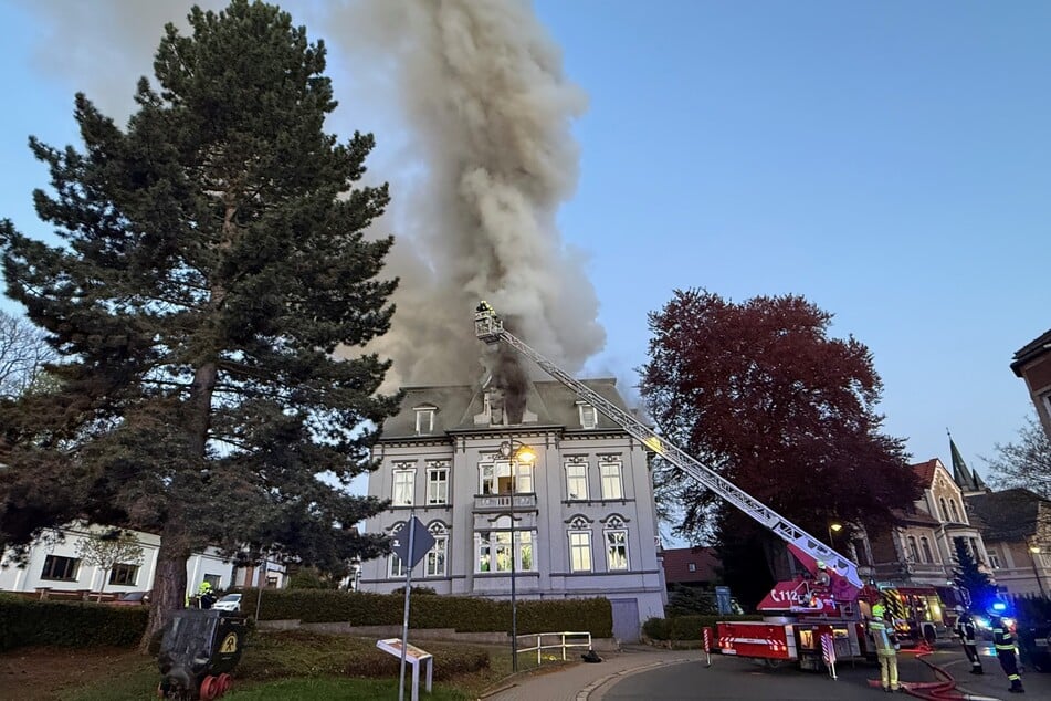 Dicke Rauchwolken ziehen in Richtung Himmel.