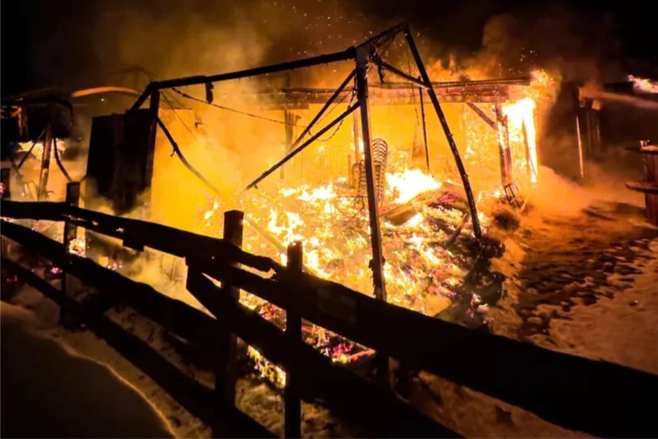 Die Bar stand vollständig in Flammen.