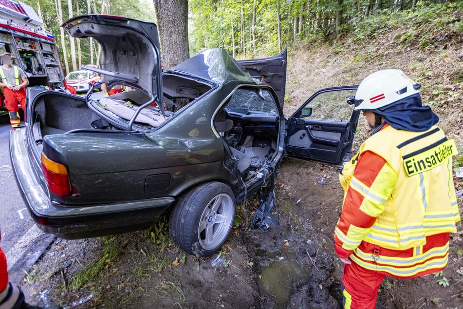 Tödliches Unglück: 21-Jähriger kracht mit BMW gegen Baum, sein Bruder (14) wird schwer verletzt