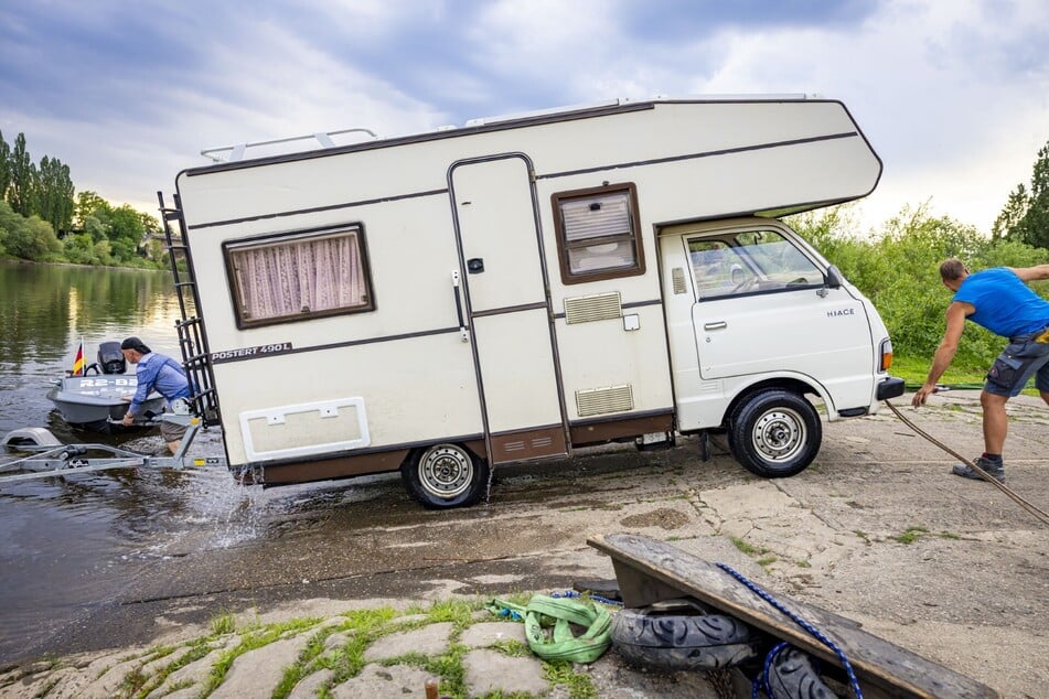 Mit vereinter Kraft zogen sie das Wohnmobil aus dem Fluss.