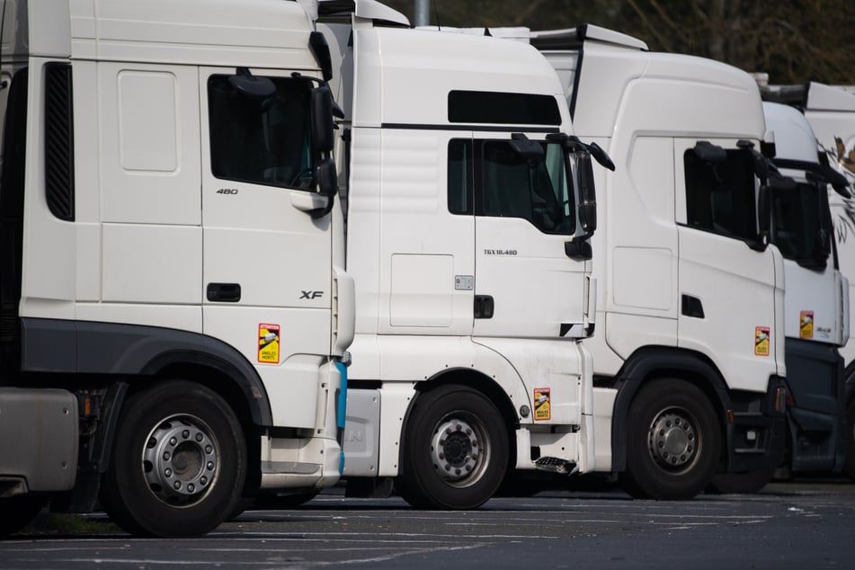 Zu schwere Lkw sollen demnächst auf einer in den Boden eingebauten Waage gewogen werden. (Symbolbild)