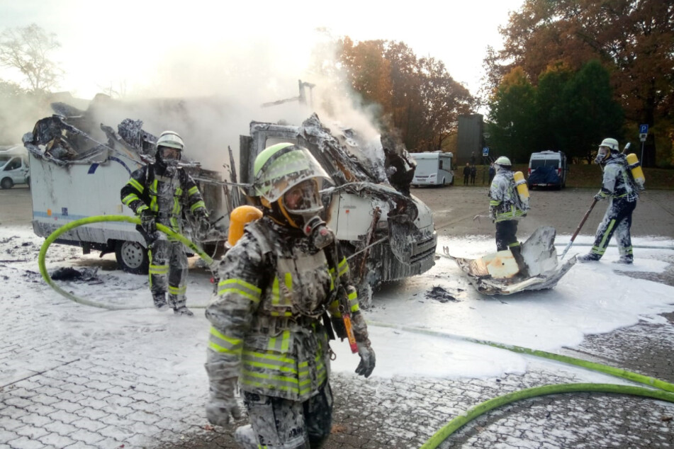 Das Wohnmobil brannte vollständig aus und musste abgeschleppt werden.