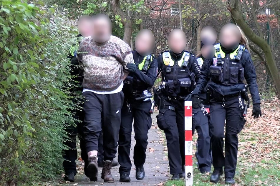 Der 63-Jährige konnte von den Spezialkräften der Polizei widerstandslos festgenommen werden.