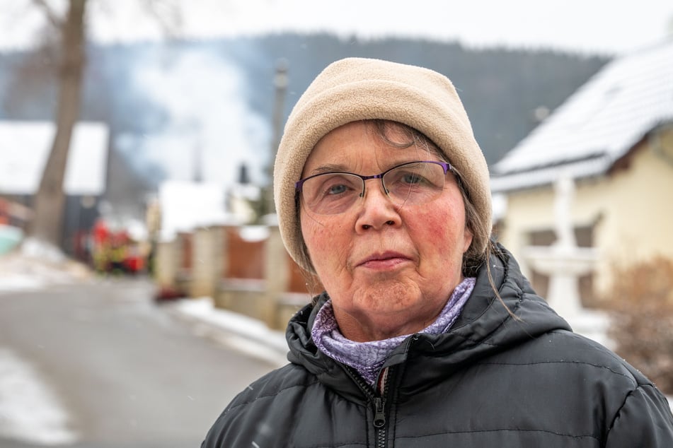 Anwohnerin Dorothea Hohberger (69) betet für die Bewohner des ehemaligen Bauernhofes.