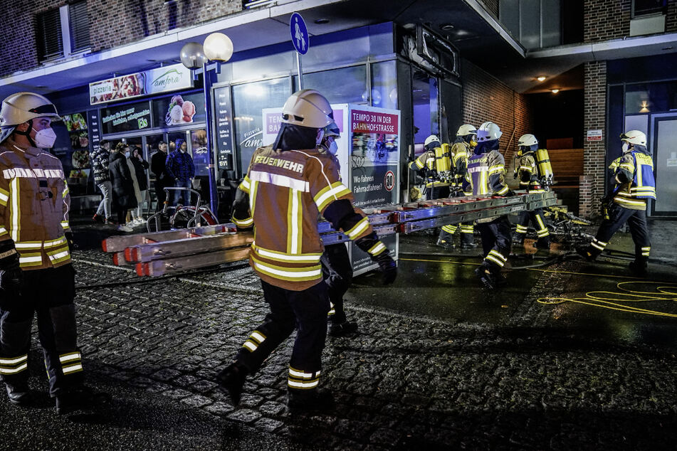 Die Feuerwehr war beim Brand der Fellbacher Pizzeria mit 20 Einsatzkräften vor Ort.