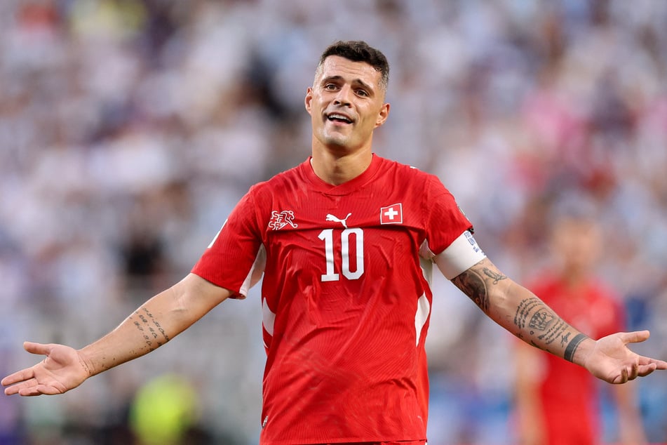 Granit Xhaka führte die Schweiz bei der WM im Sommer als Kapitän aufs Feld. Jetzt verzichtet sein Land erst einmal auf ihn.