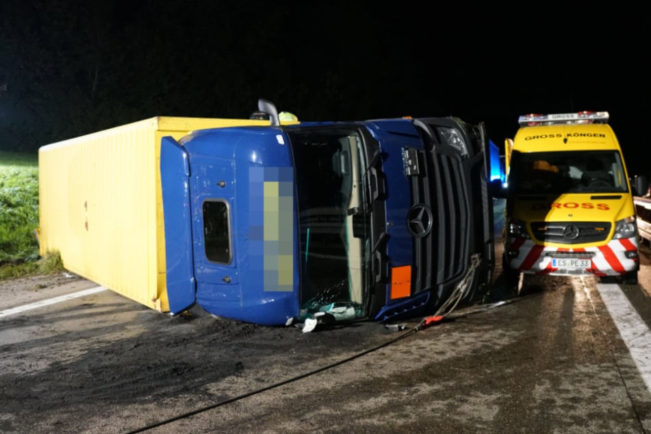 Der Lkw-Fahrer wurde bei dem Unfall leicht verletzt.
