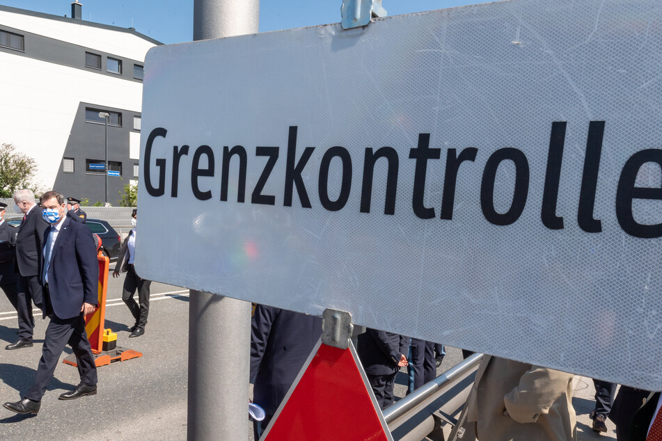 Angesichts steigender Coronavirus-Fallzahlen in Deutschlands Nachbarländern könnten wieder Grenzkontrollen möglich sein.