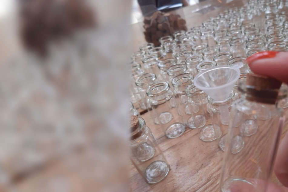 In diesen Fläschchen ist Desinfektionsmittel - kein Schnaps!