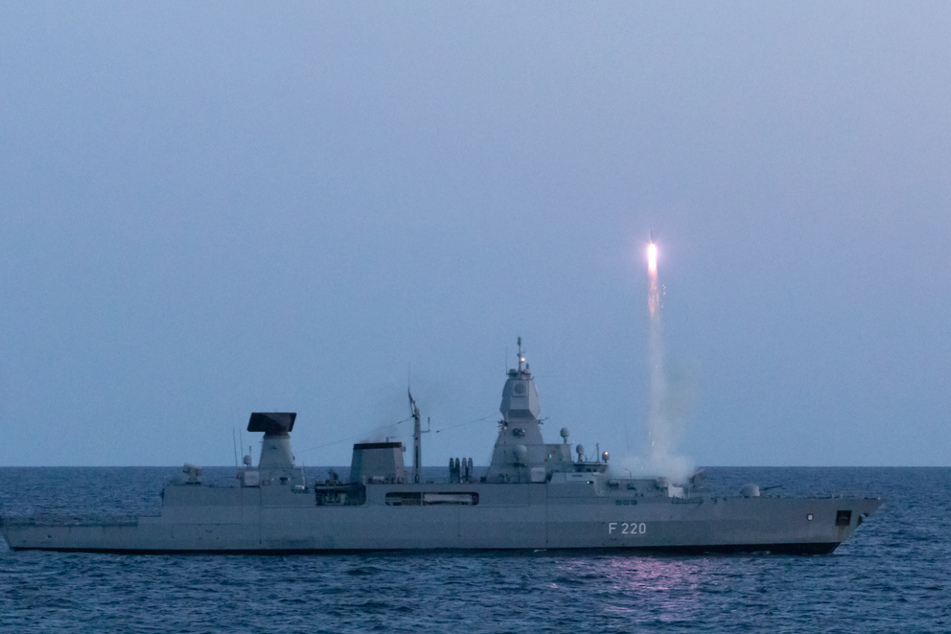 Von der Fregatte "Hamburg" steigt eine Rakete auf.