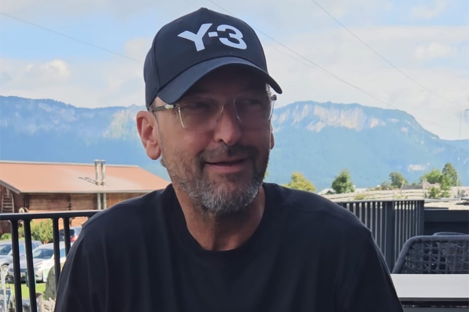 Pele Wollitz gibt sich auf der Hotel-Terrasse überaus entspannt.