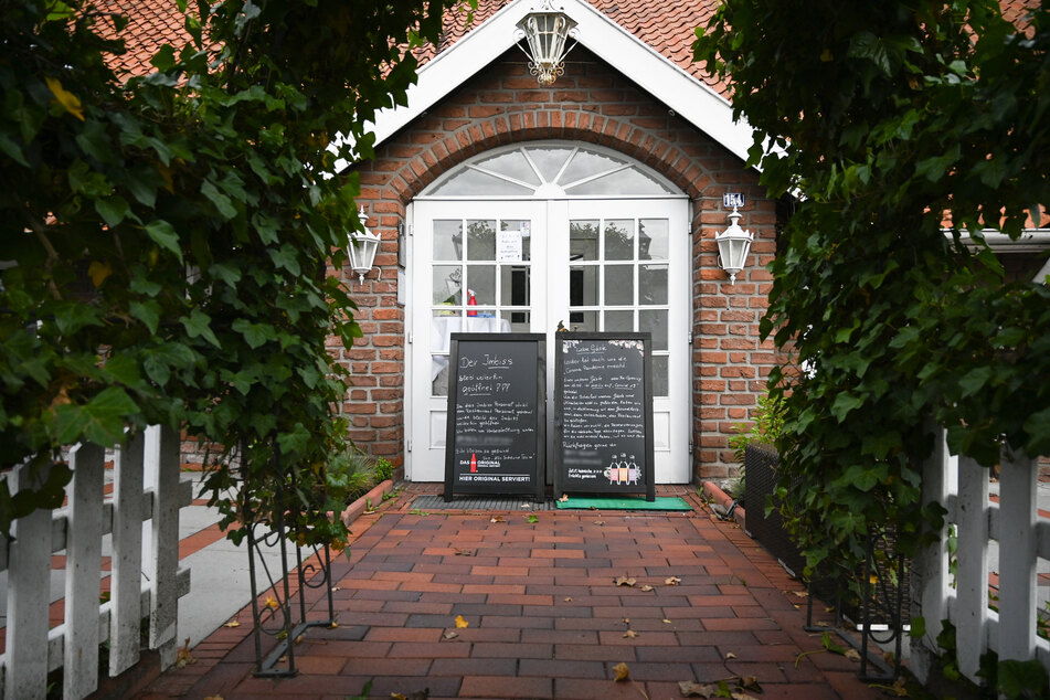 Hinweisschilder stehen vor dem Restaurant im Landkreis Leer.