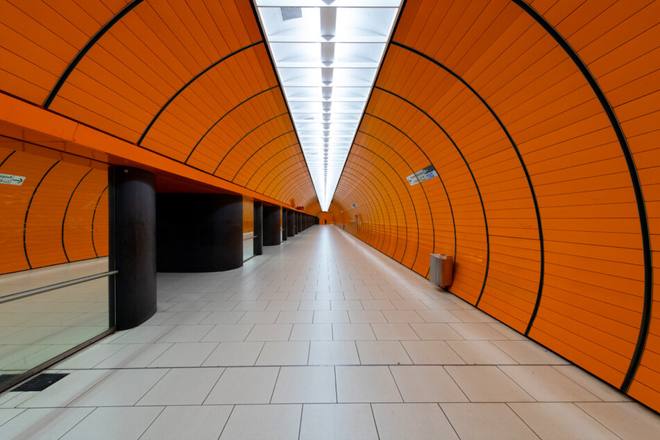 Die sonst belebte U-Bahn Station am Marienplatz ist menschenleer.
