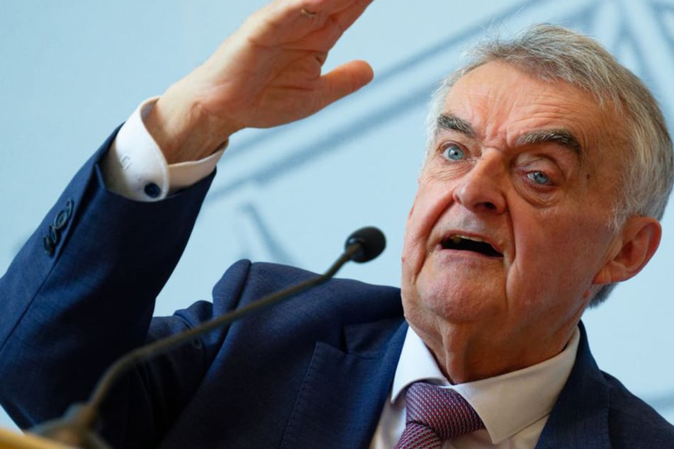 Köln: NRW-Minister gibt zu: Kontrollen an Landesgrenzen bringen Ordnung in Migrationsfrage