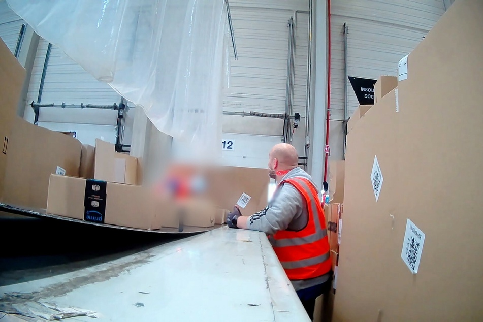 Tausende Pakete wollen im Amazon-Zentrum in Krefeld von "Team Wallraff"-Reporter Daniel sortiert werden.