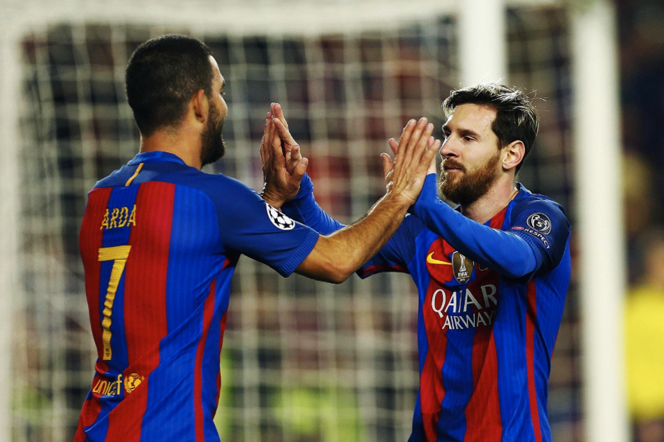 Arda Turan (l.) spielte beim FC Barcelona mit Lionel Messi zusammen. Wechselt er nun zu Hannover 96 in die 2. Bundesliga?