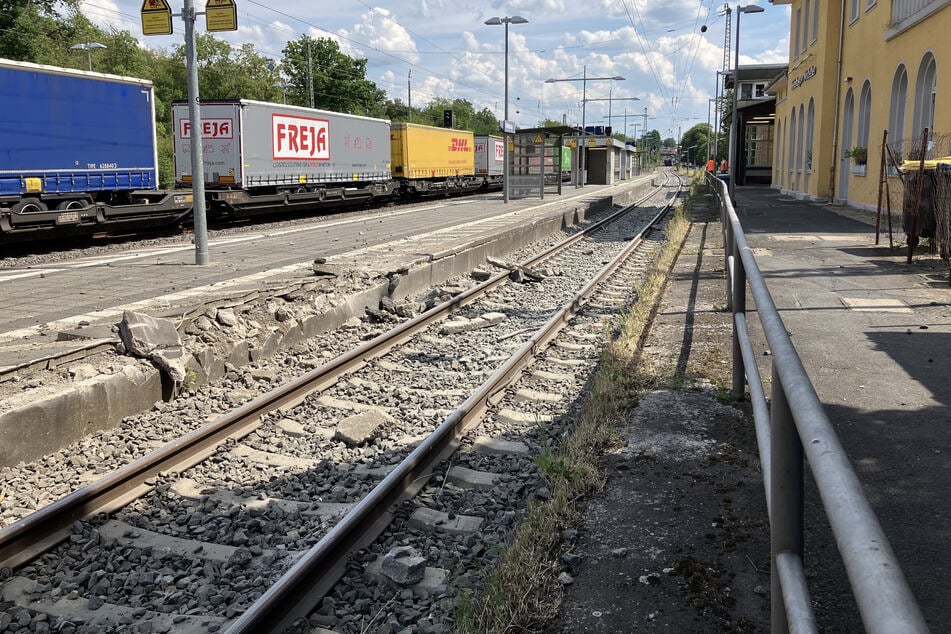 Neben den Waggons wurde auch der Bahnsteig in Nidderau stark beschädigt.
