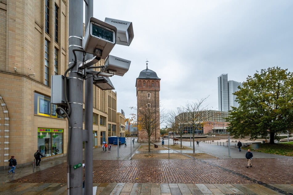 Überwachungskameras an einem Laternenmast mit Blick auf Roten Turm, Stadthallenpark und Straße der Nationen.