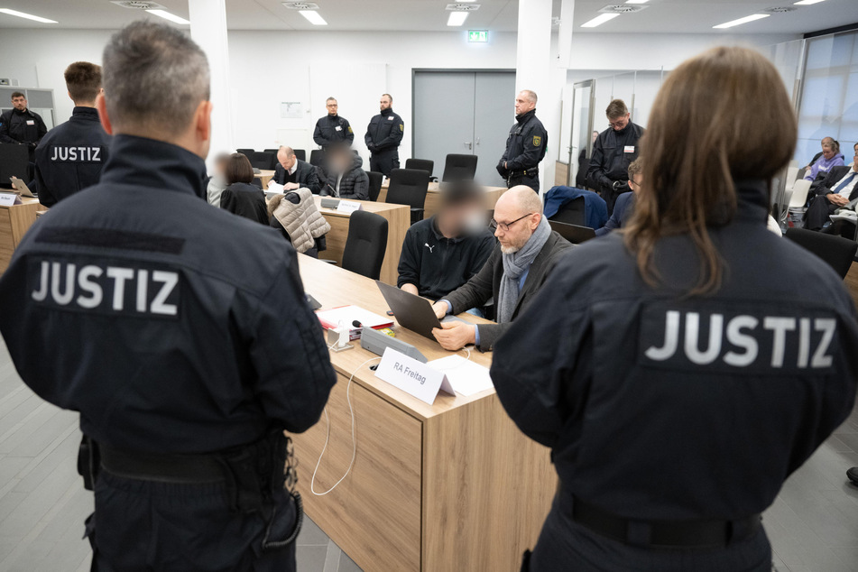 Januar 2023: Die Angeklagten im Prozess um den Juwelenraub im Grünen Gewölbe sitzen bei der Fortsetzung des Prozesses im Verhandlungssaal im Landgericht neben den Anwälten auf ihren Plätzen.
