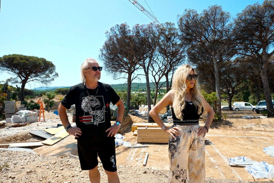 Die ständigen Verzögerungen und Probleme auf ihrer Luxus-Baustelle in Saint-Tropez machen der Jetset-Familie schwer zu schaffen.