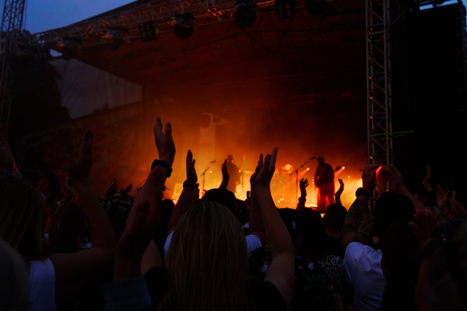 Der Mann hatte wohl einen wilden Festival-Tag hinter sich. (Symbolfoto)