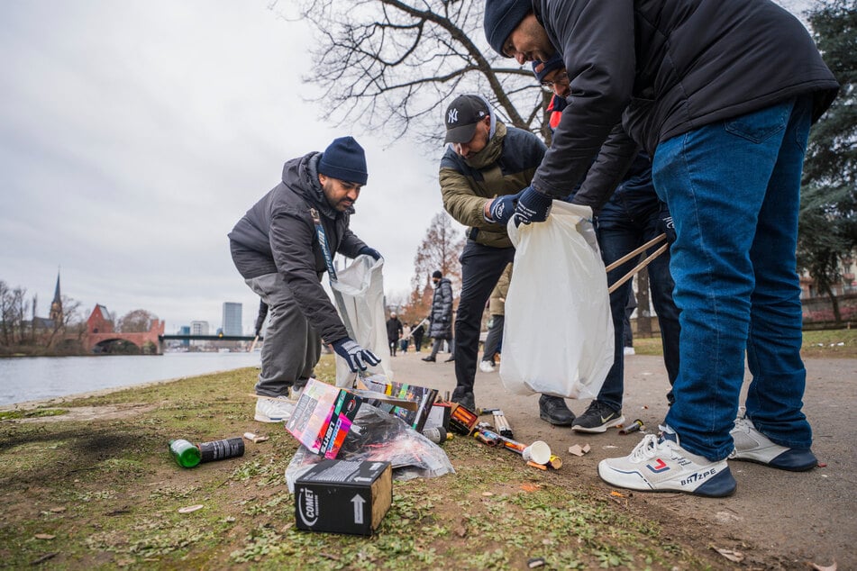 Bundesweit wollen, nach Auskunft der Ahmadiyya Gemeinde, rund 10.000 junge Muslime am Neujahrsmorgen das Stadtbild verschönern.