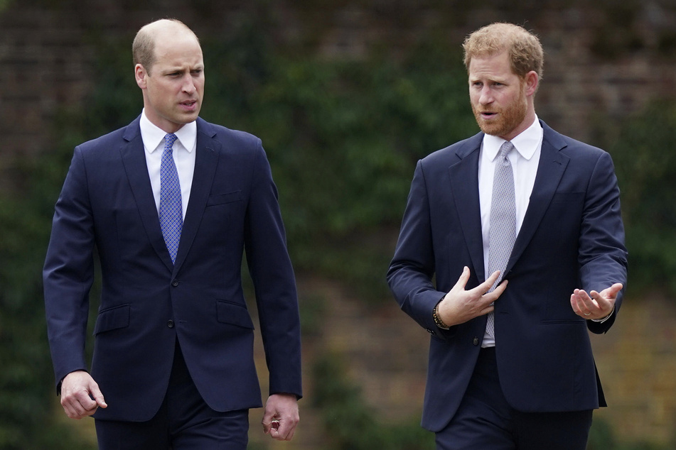 Prinz William (40, l.) ist von seinem jüngeren Bruder Harry (38) enttäuscht und findet sein Verhalten dem eines Herzogs nicht würdig.