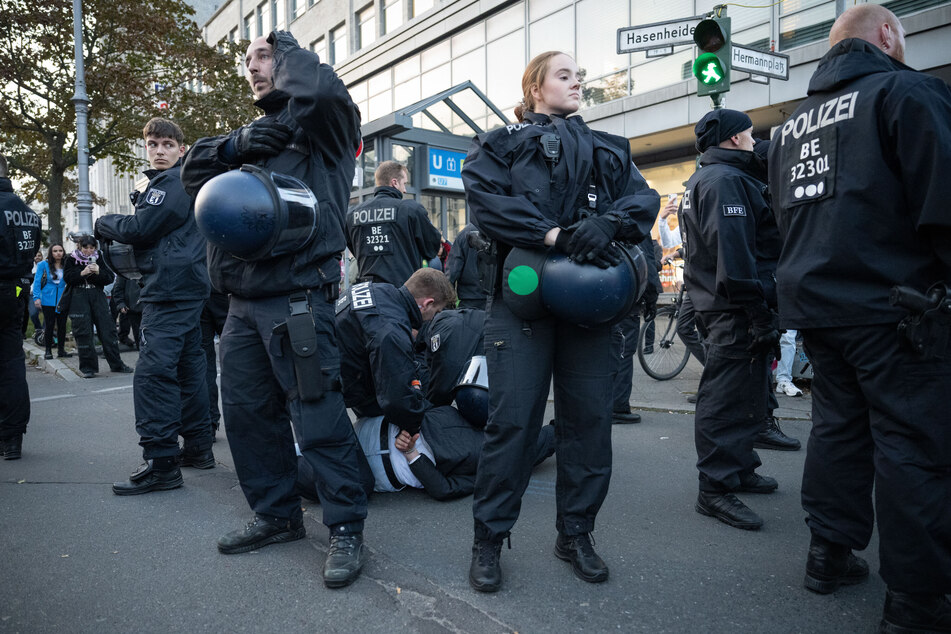 Die Polizei ist am Herrmannplatz mit einem Großaufgebot vor Ort und löst Menschenansammlungen auf.