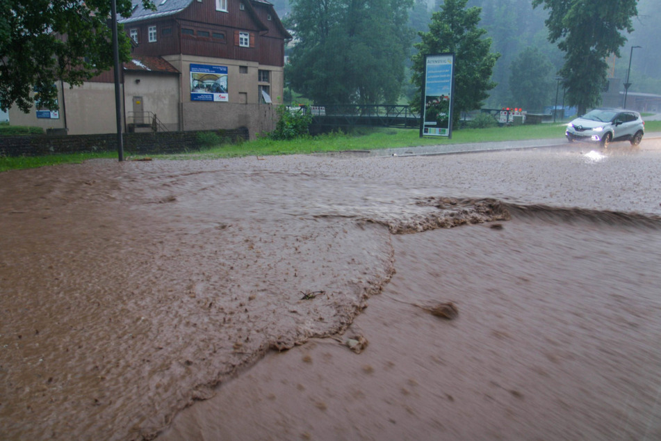 Bei heftigen Unwettern ist eine Straße in Altensteig überflutet worden.