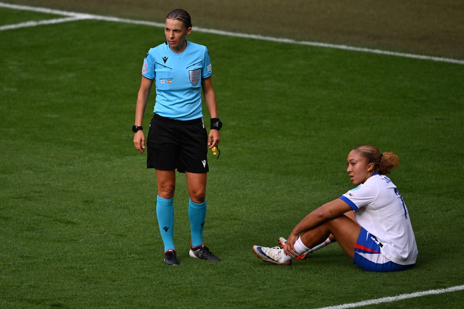 Für Lauren James (r.) geht es nach etwa 40 Minuten nicht mehr weiter.