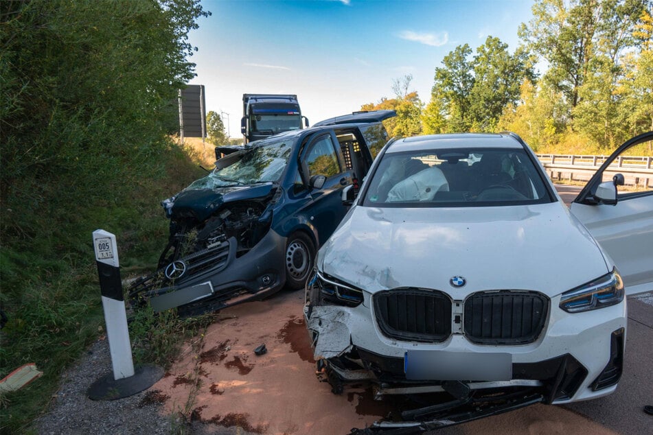 Offenbar krachte zunächst der Mercedes-Transporter in den auf dem Standstreifen parkenden Pannen-LKW.