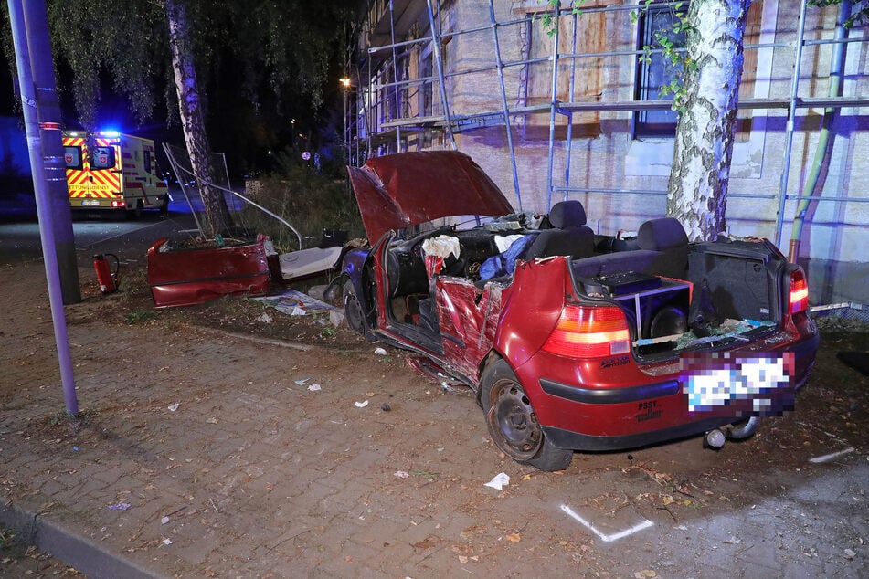 Am 23. August 2024 krachte ein VW Golf in Dresden gegen ein Verkehrsschild, dann gegen einen Baum, schließlich gegen ein Gerüst. Beide Insassen verletzten sich schwer. Im vergangenen Jahr registrierte die Polizei sachsenweit 13.343 Unfälle mit Personenschaden.