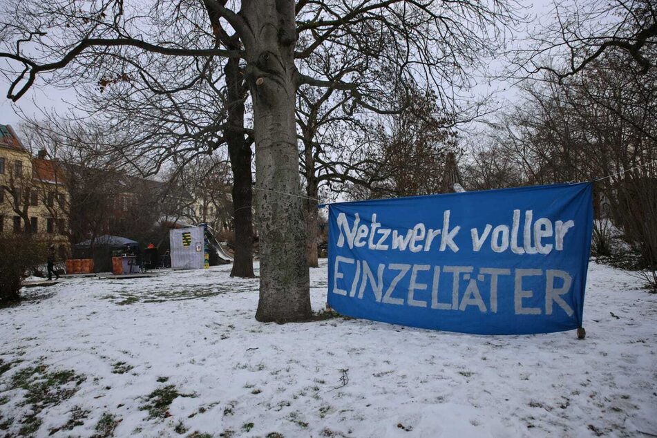 Ein Banner am Herderplatz weist auf die innerhalb der Polizei aufgedeckten rechten Chatgruppen hin.
