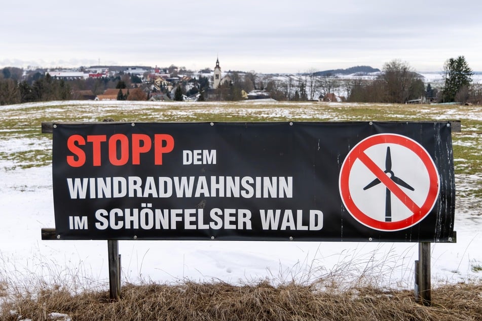 Viele Bürger sind gegen einen Windpark - fürchten Waldrodungen, Lärm und schwere Folgen für Tiere.