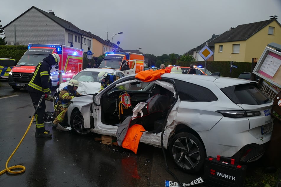 Beide Fahrzeuge wurden bei dem Unfall zerstört und mussten abgeschleppt werden.