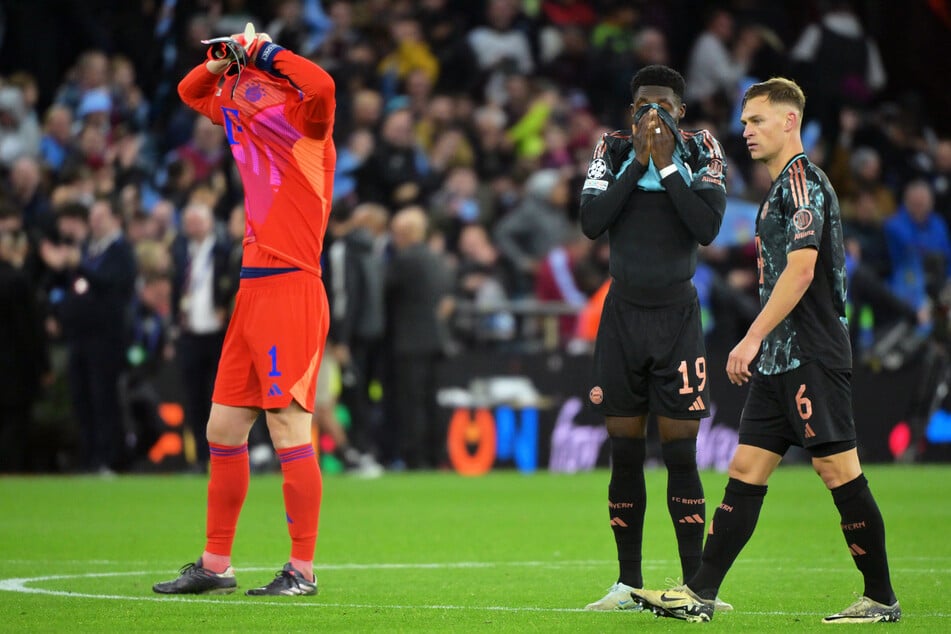 Manuel Neuer (38) vergräbt nach der Niederlage sein Gesicht in seinem Trikot. Der Keeper war nicht ganz schuldlos am Gegentor bei Aston Villa.