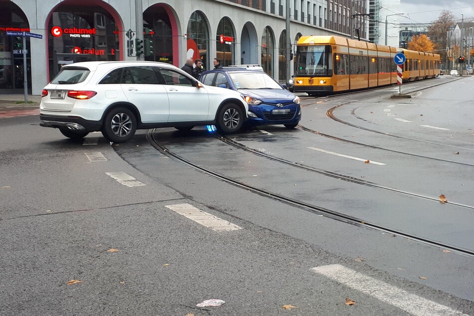 Ein Kreuzungs-Crash sorgte am Donnerstagmorgen in der Dresdner City für Behinderungen.
